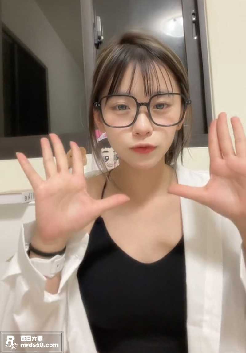 高颜值性感网红 黄小相关图片2