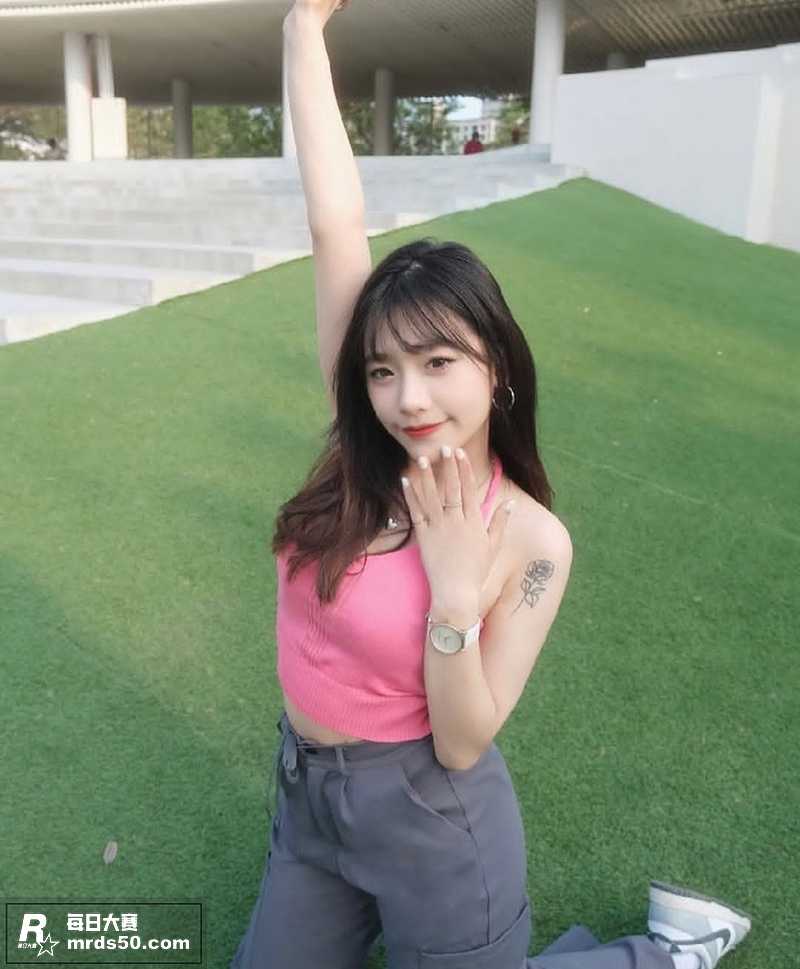 高颜值性感网红 黄小相关图片6