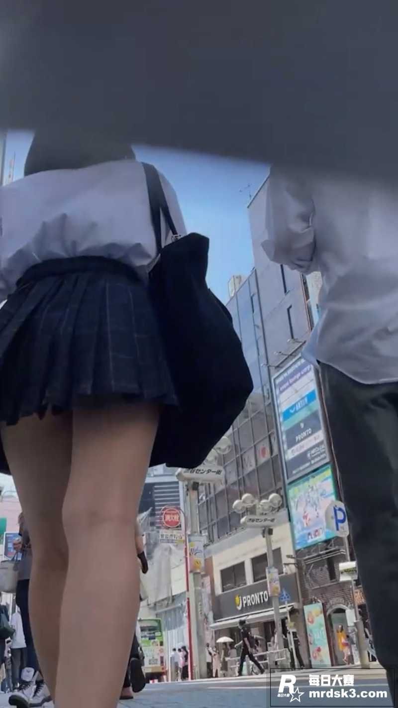 日本抄底街拍系列 持相关图片4