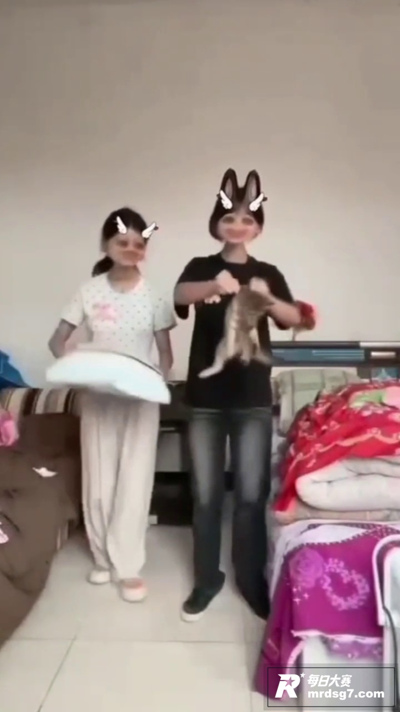 快手两名女子拍摄虐猫相关图片4