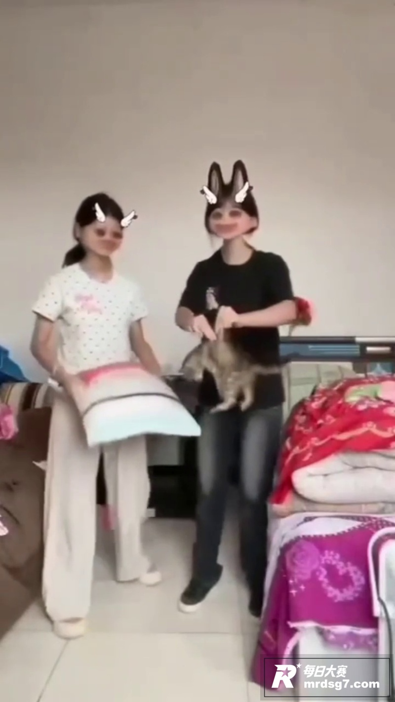 快手两名女子拍摄虐猫相关图片5