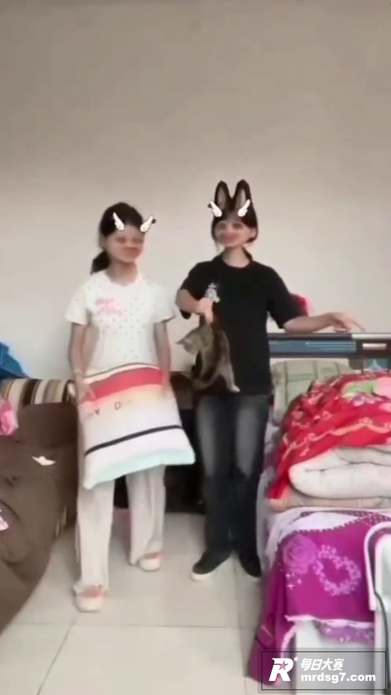快手两名女子拍摄虐猫相关图片6