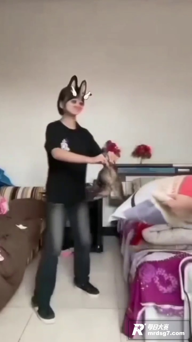 快手两名女子拍摄虐猫相关图片7
