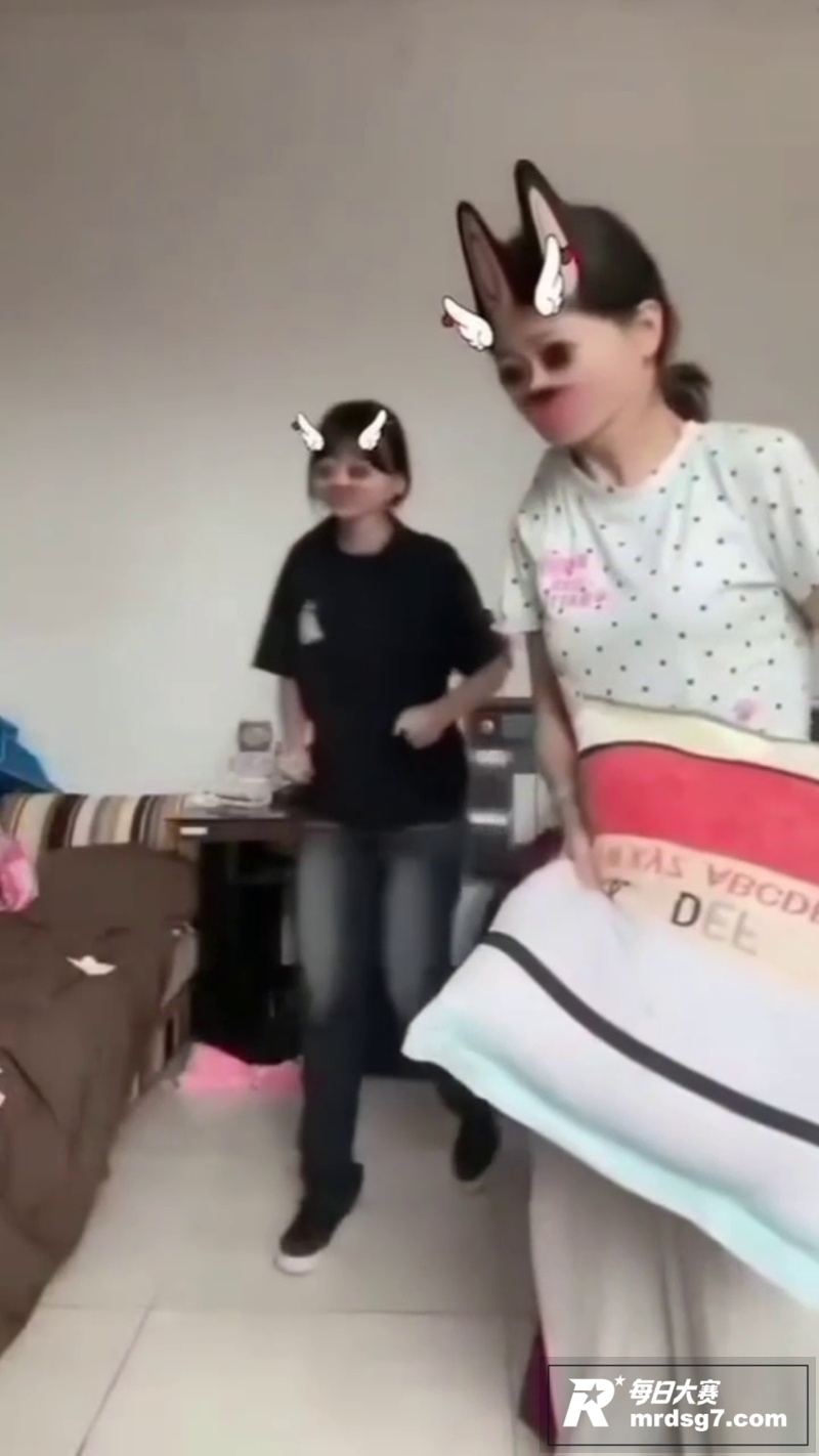 快手两名女子拍摄虐猫相关图片8