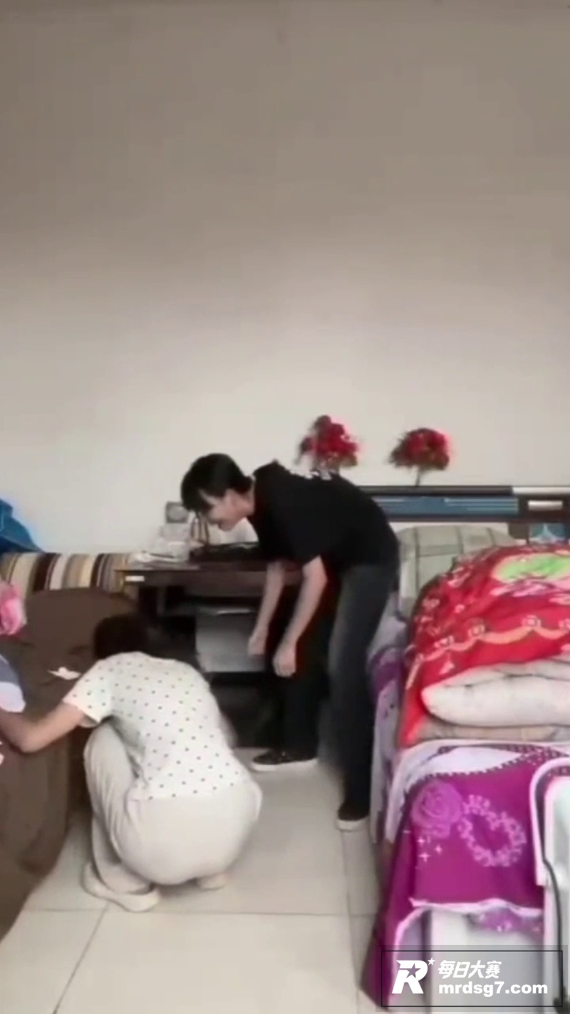 快手两名女子拍摄虐猫相关图片9
