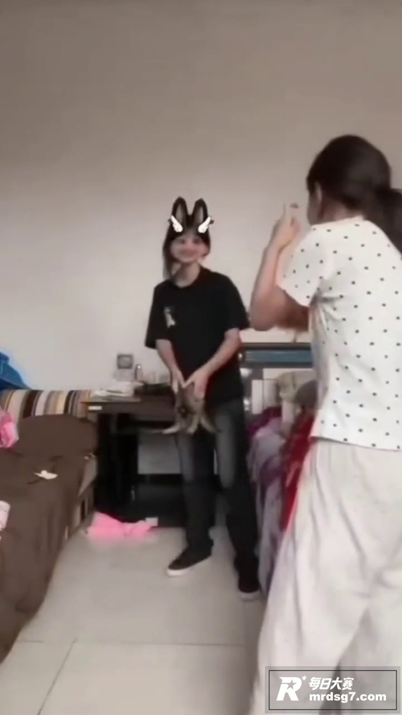 快手两名女子拍摄虐猫相关图片10