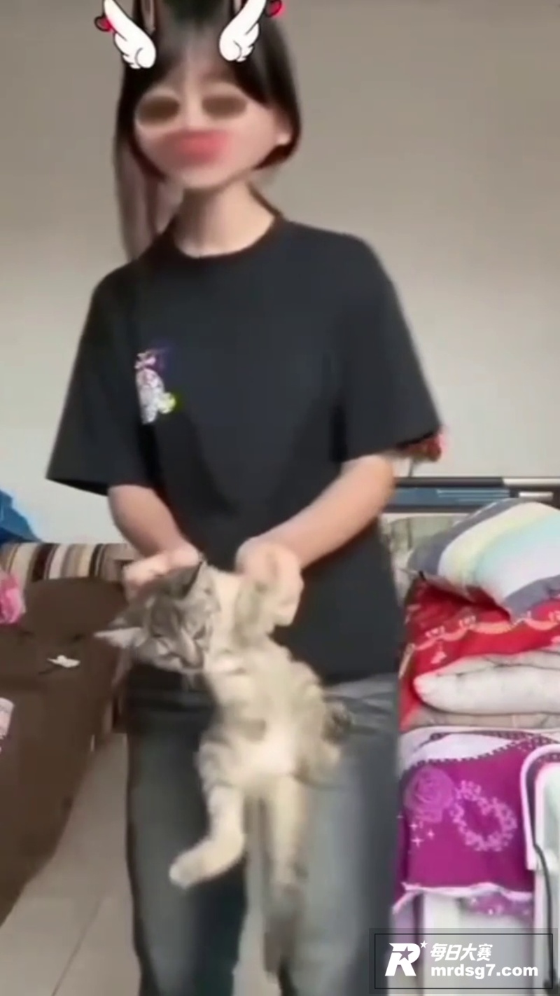 快手两名女子拍摄虐猫相关图片12