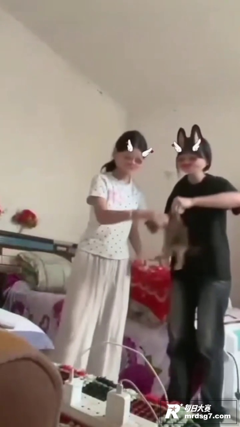 快手两名女子拍摄虐猫相关图片13