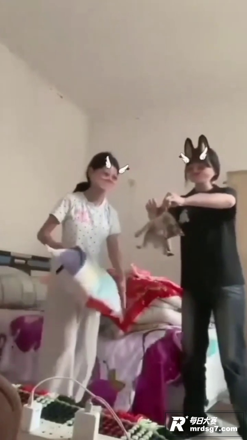 快手两名女子拍摄虐猫相关图片14