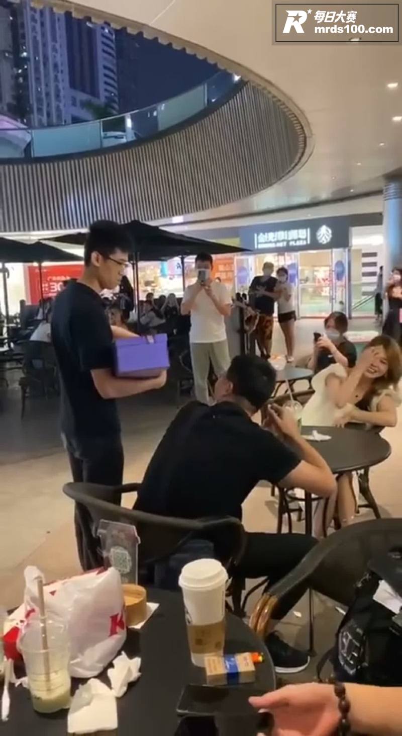 广州奇葩男子商业街手相关图片1