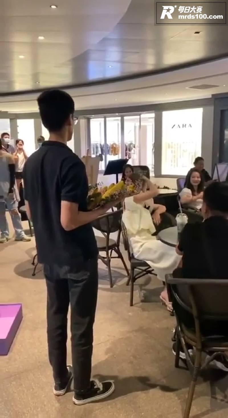 广州奇葩男子商业街手相关图片2