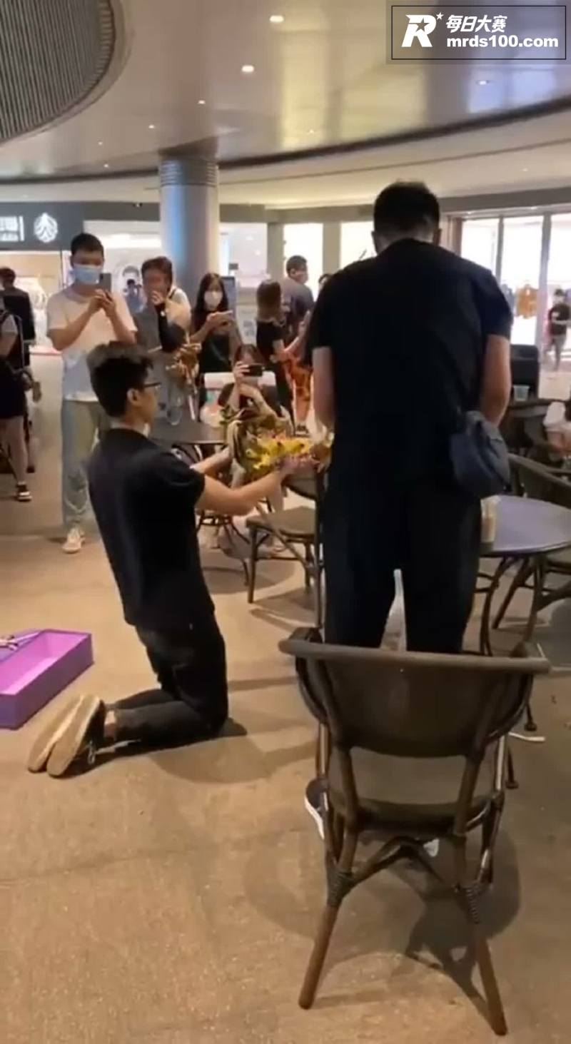广州奇葩男子商业街手相关图片3