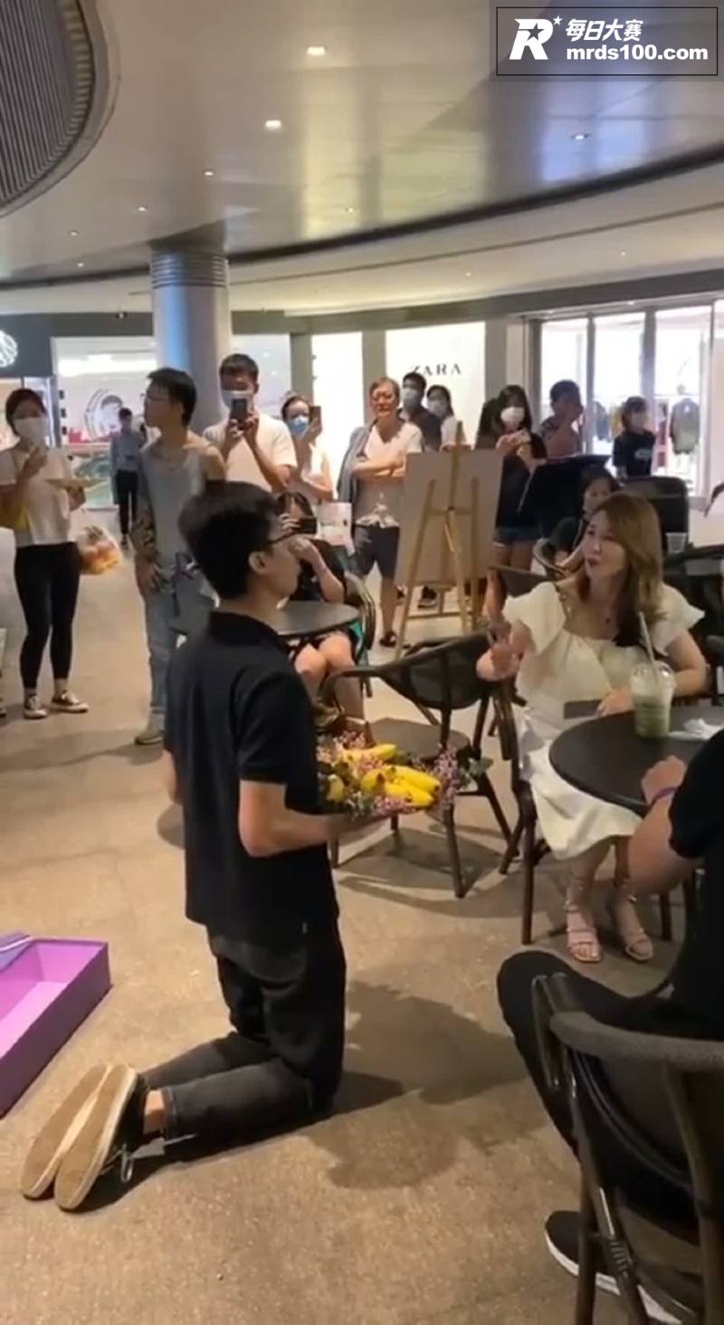 广州奇葩男子商业街手相关图片4