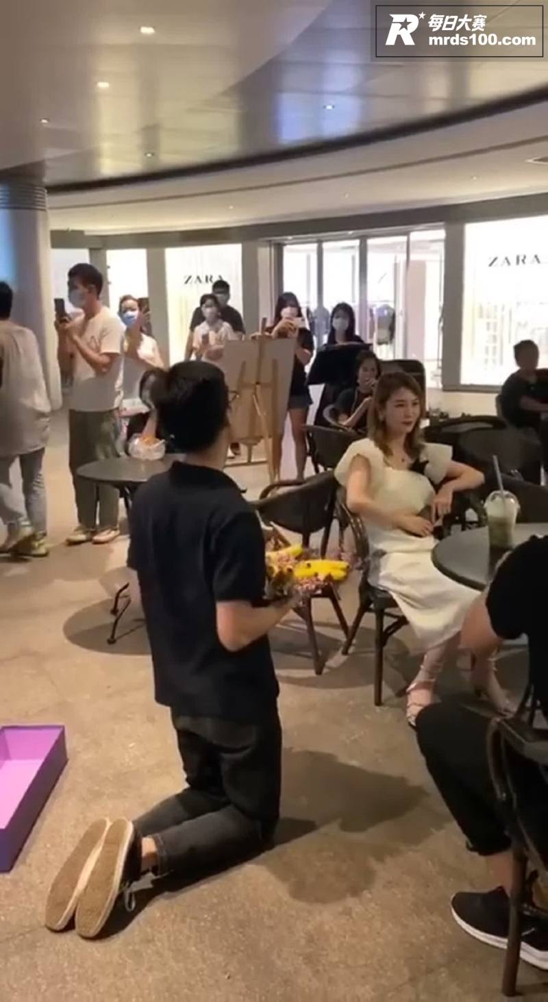 广州奇葩男子商业街手相关图片5