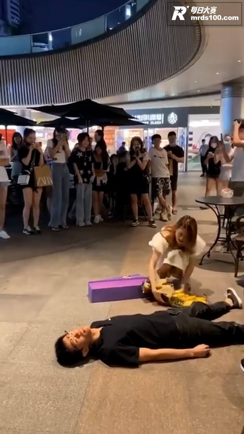 广州奇葩男子商业街手相关图片6