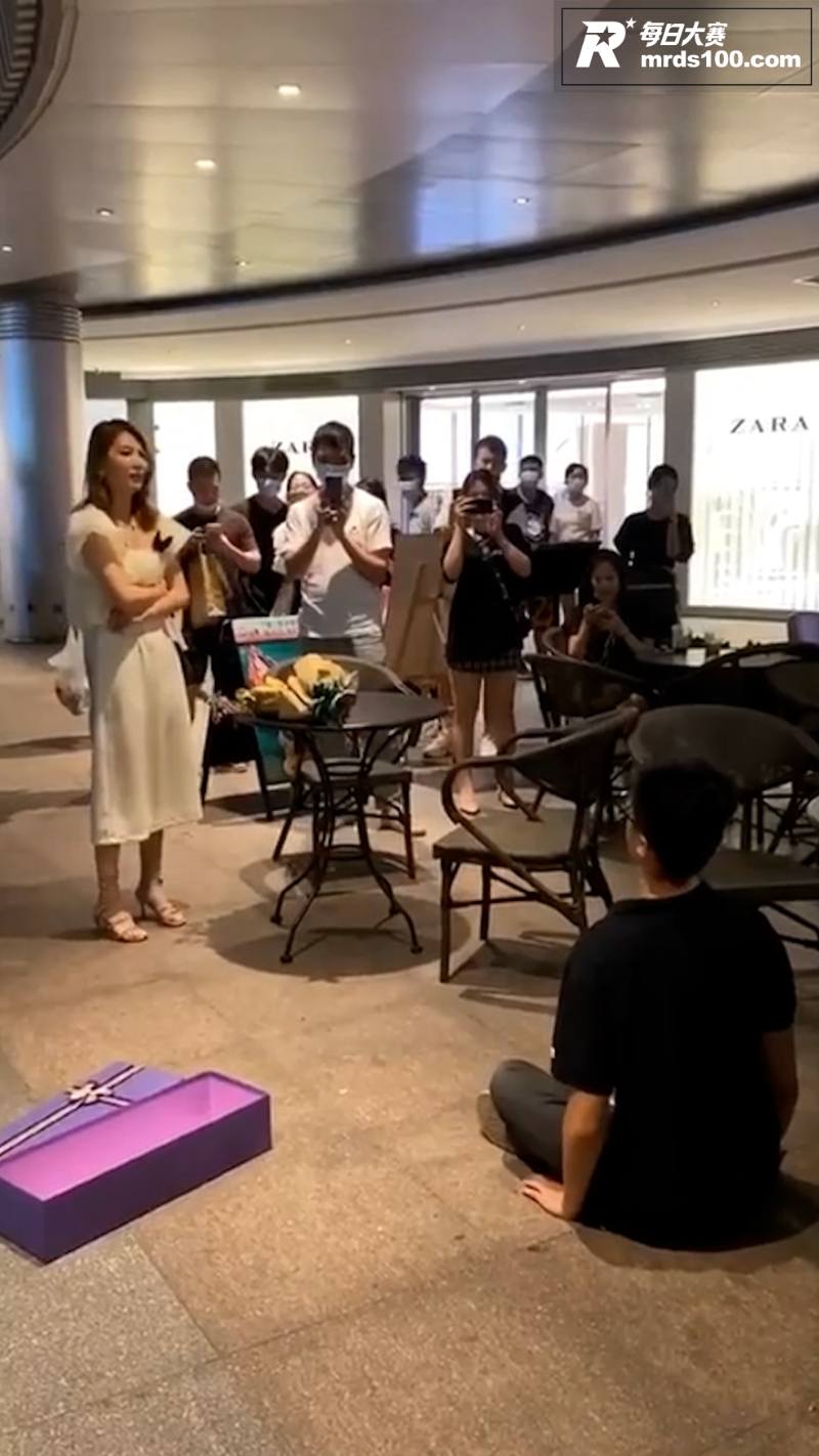 广州奇葩男子商业街手相关图片7