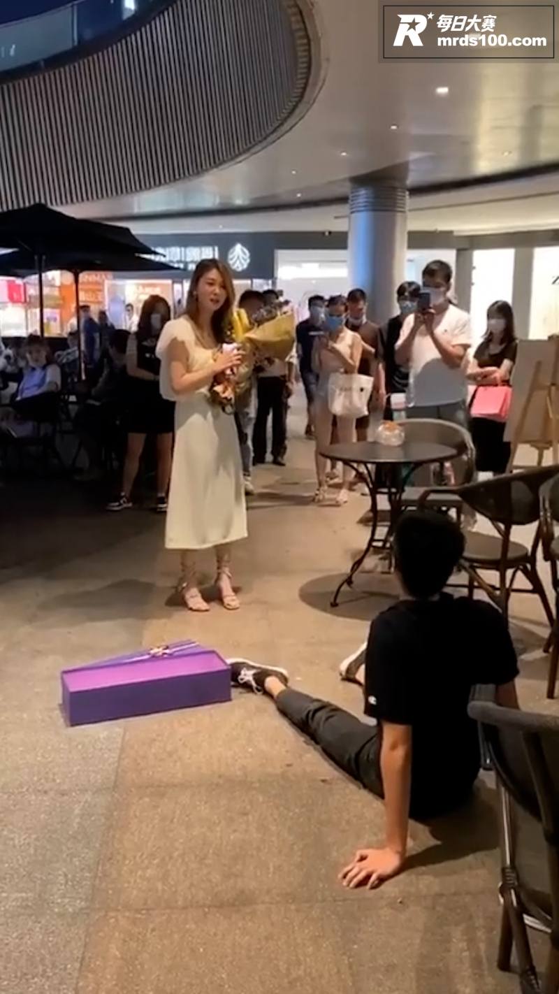 广州奇葩男子商业街手相关图片8
