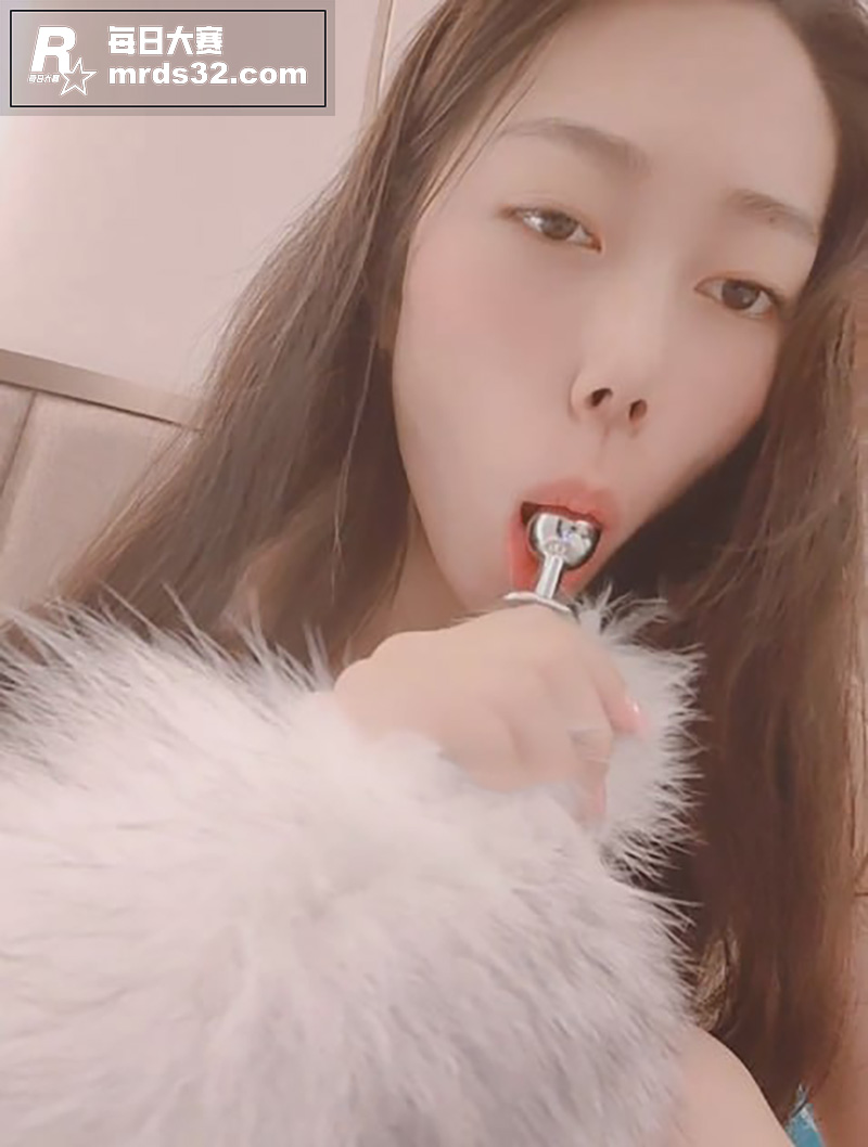 清纯美女大学生下海裸相关图片1
