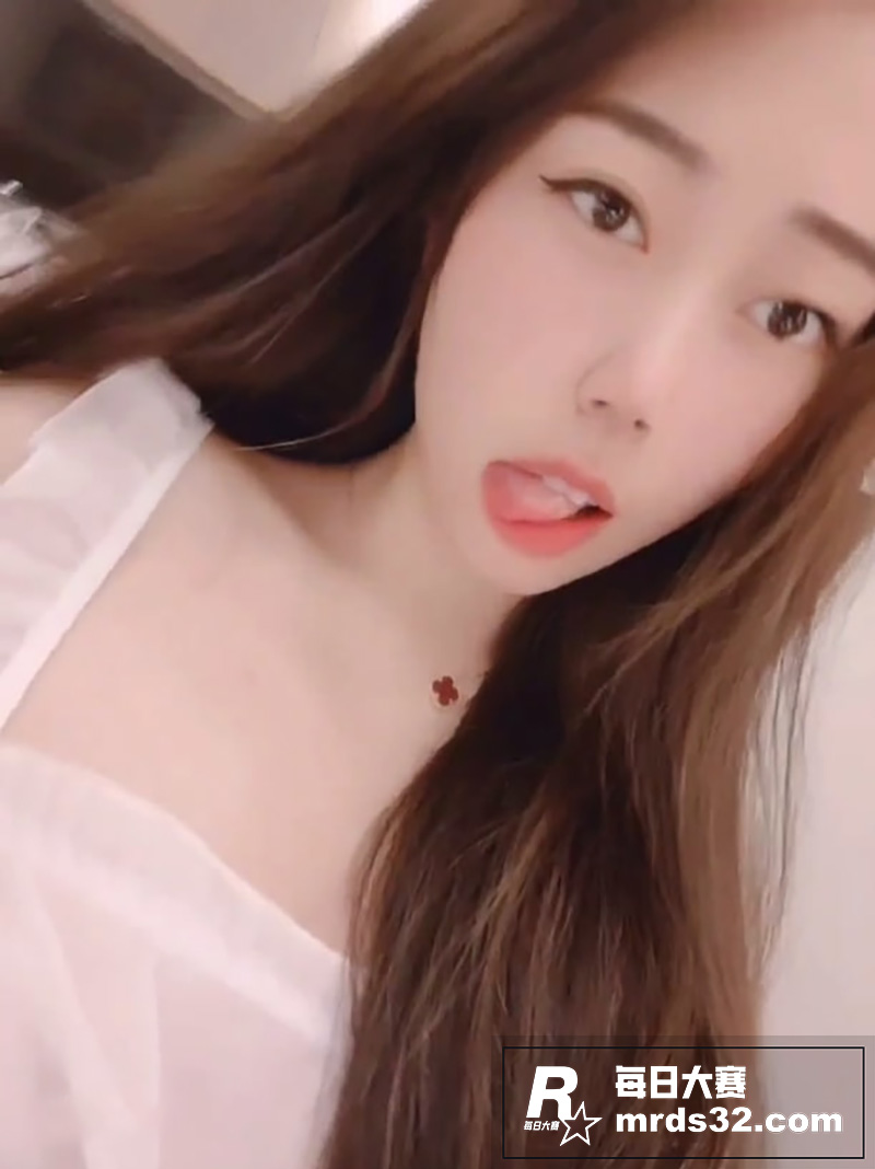 清纯美女大学生下海裸相关图片3