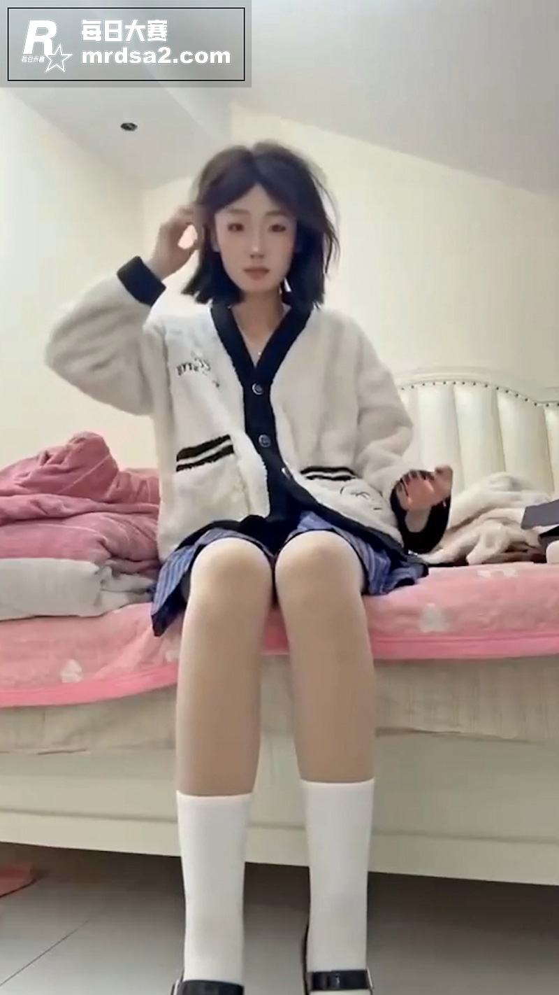 高颜值反差美少女JK相关图片1