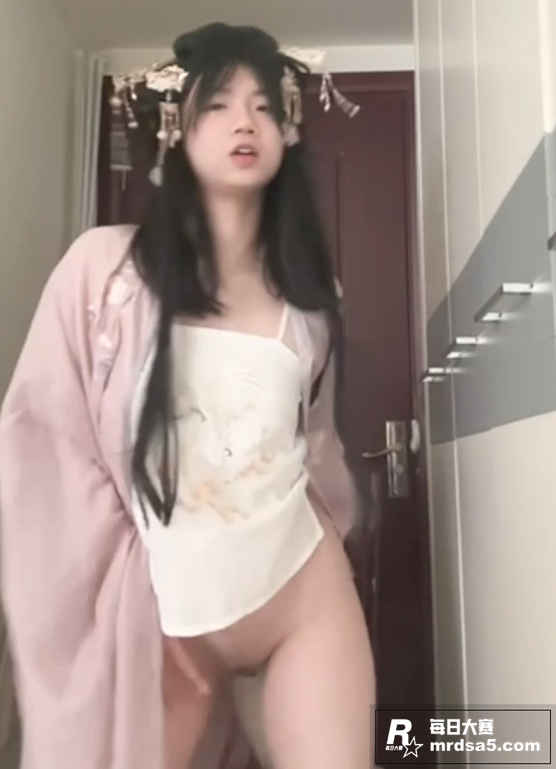 高颜值女大学生 清纯相关图片1