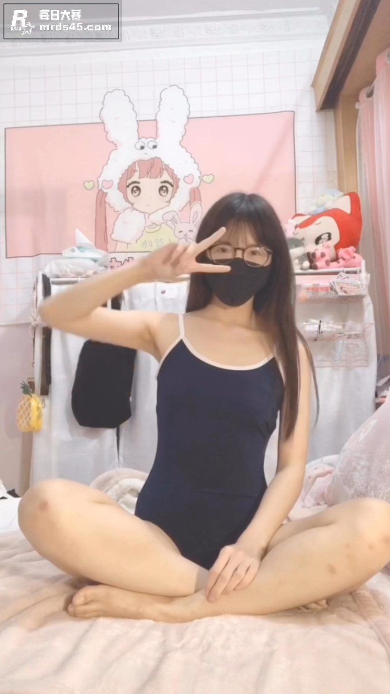 不知名极品眼镜萝莉 相关图片1