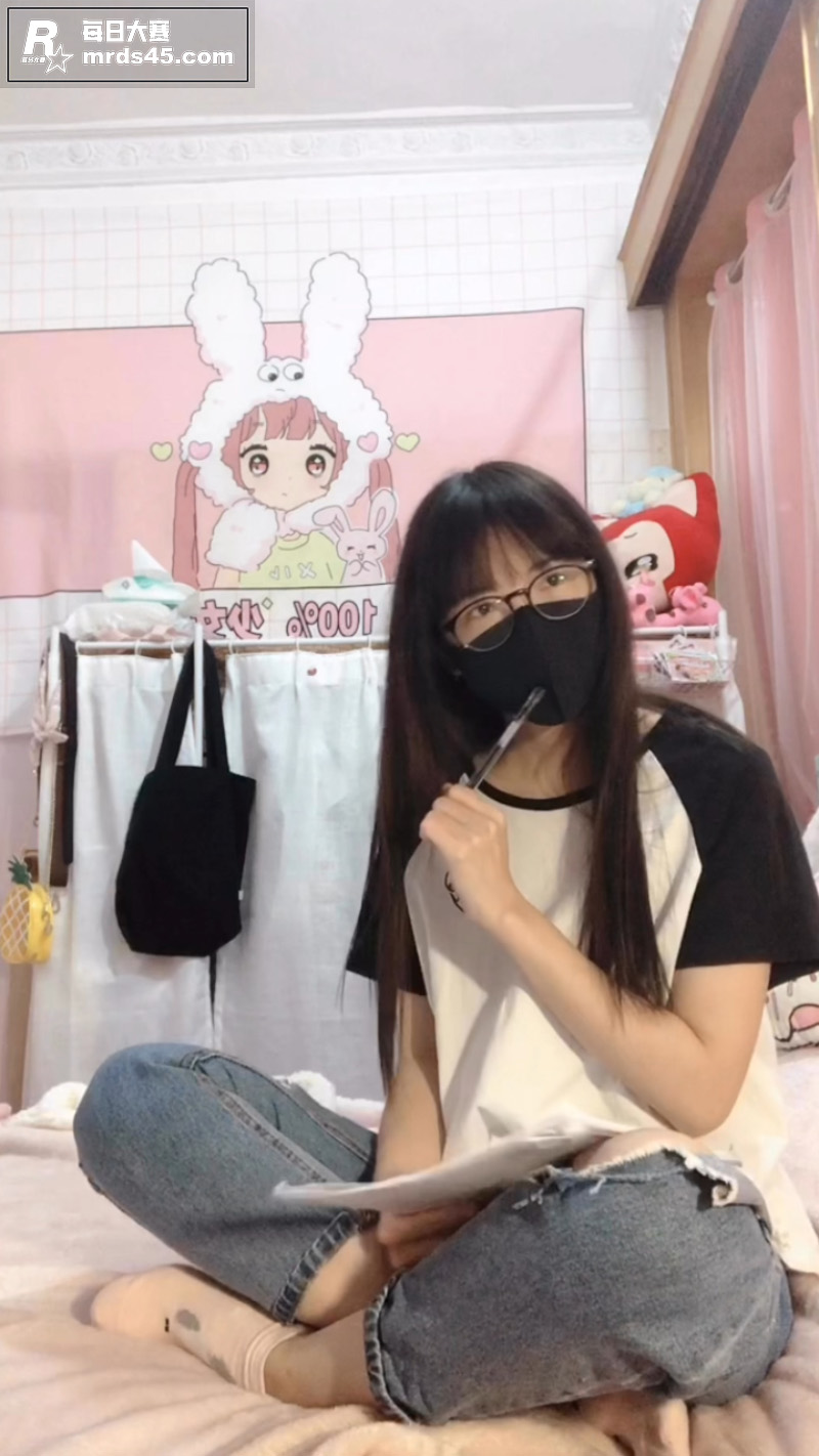 不知名极品眼镜萝莉 相关图片2