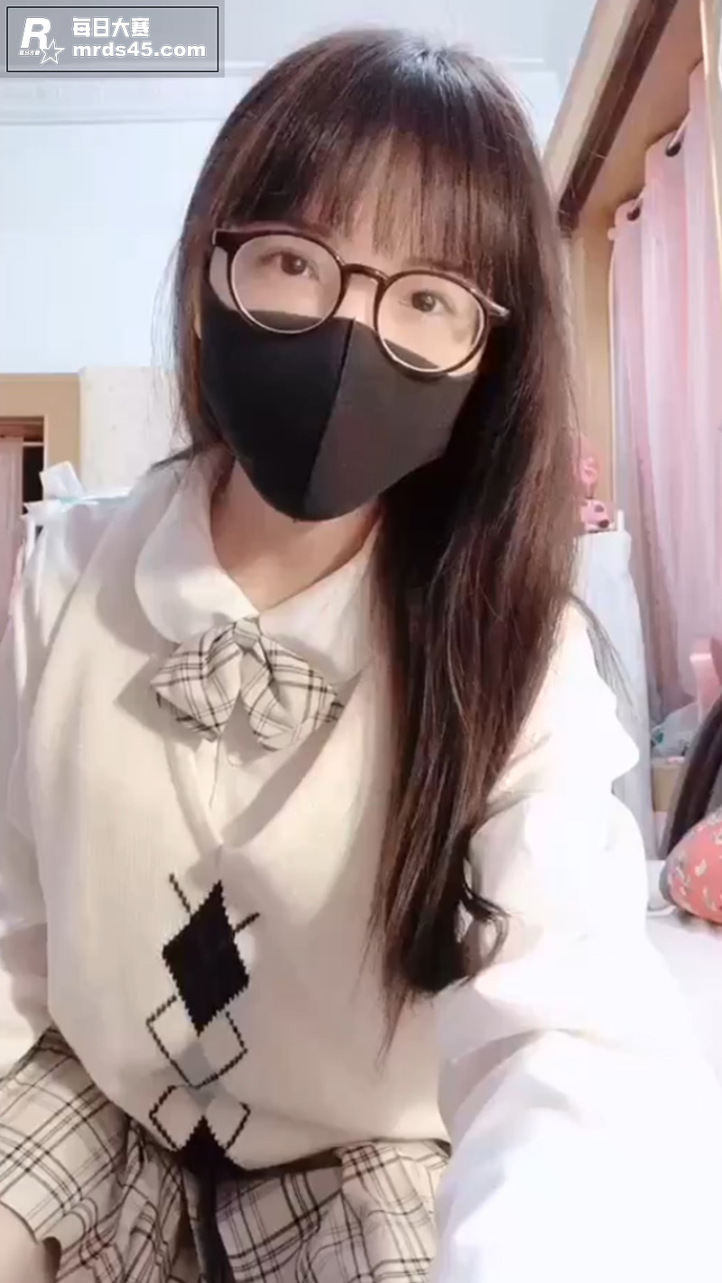 不知名极品眼镜萝莉 相关图片5