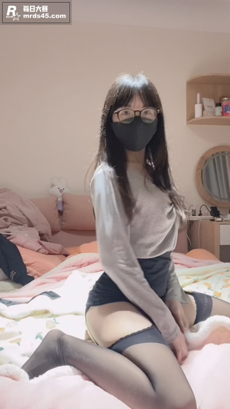 不知名极品眼镜萝莉 相关图片11