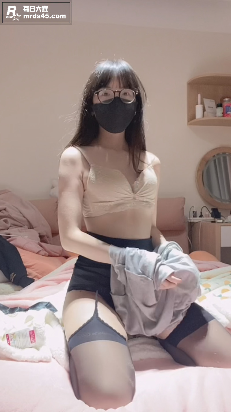不知名极品眼镜萝莉 相关图片12