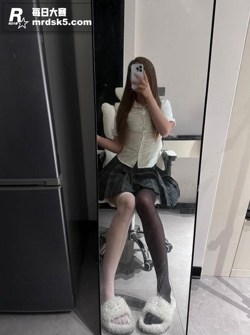 快手极品反差巨乳女神相关图片1
