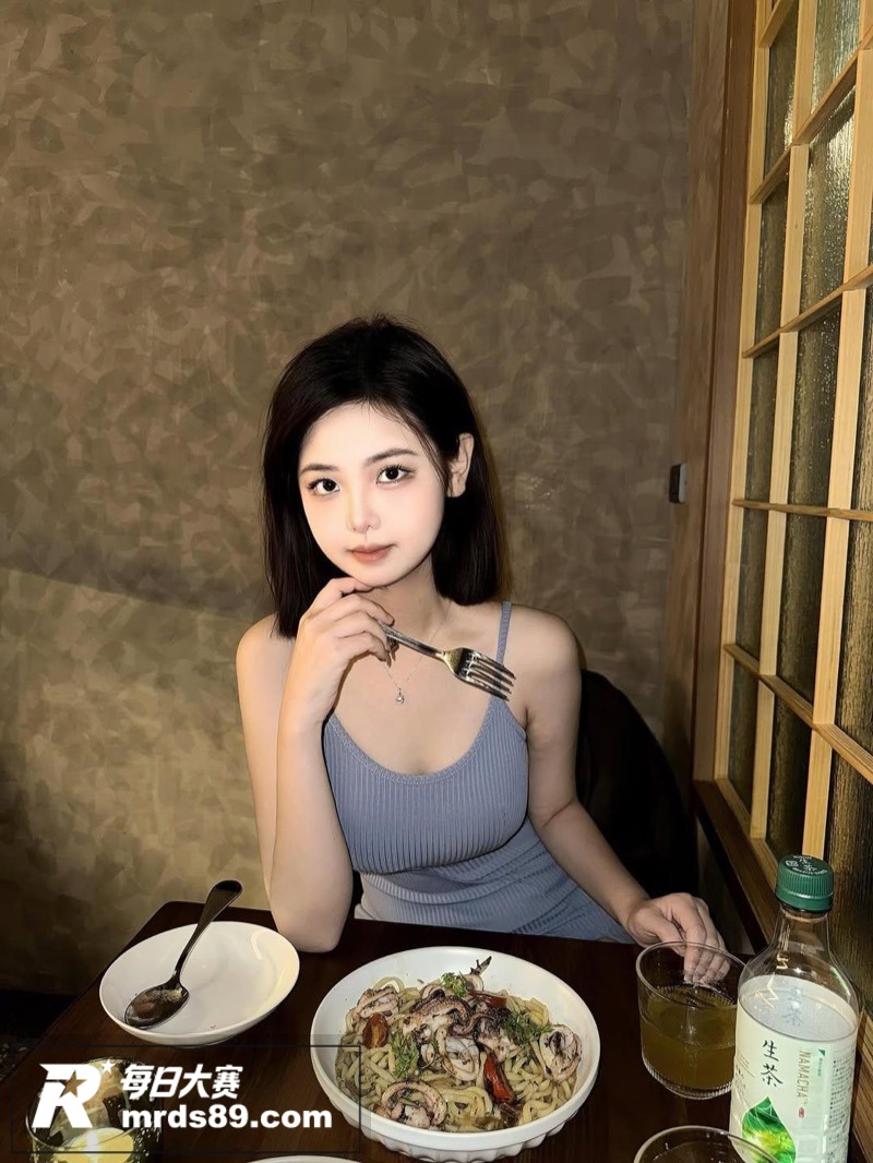 高颜值短发网红美女 相关图片2