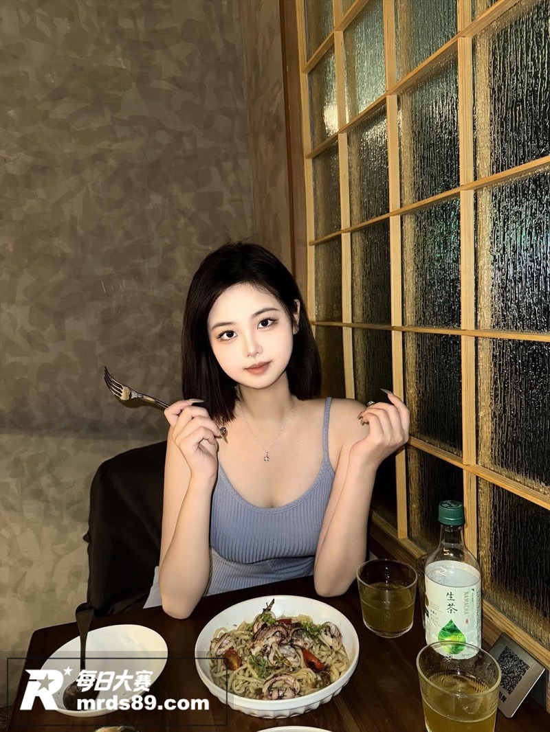 高颜值短发网红美女 相关图片3