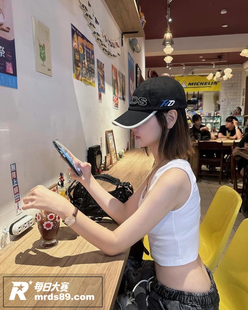 高颜值短发网红美女 相关图片12