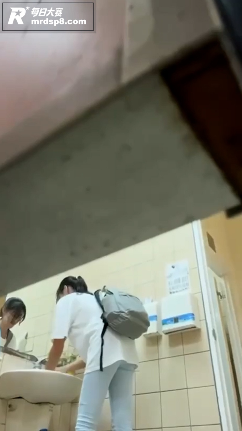 精品厕所偷拍 大神潜相关图片1
