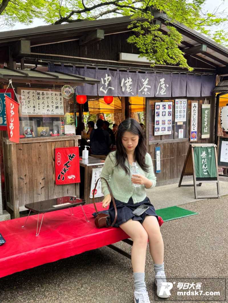 大三学生妹陪伴金主爸相关图片3