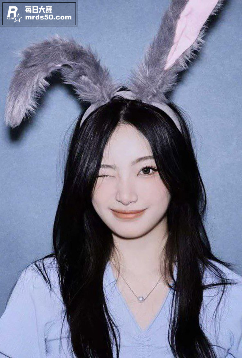 高颜值气质女大学生与相关图片2
