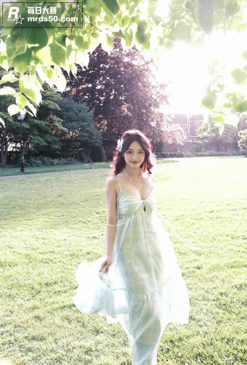 高颜值气质女大学生与相关图片3