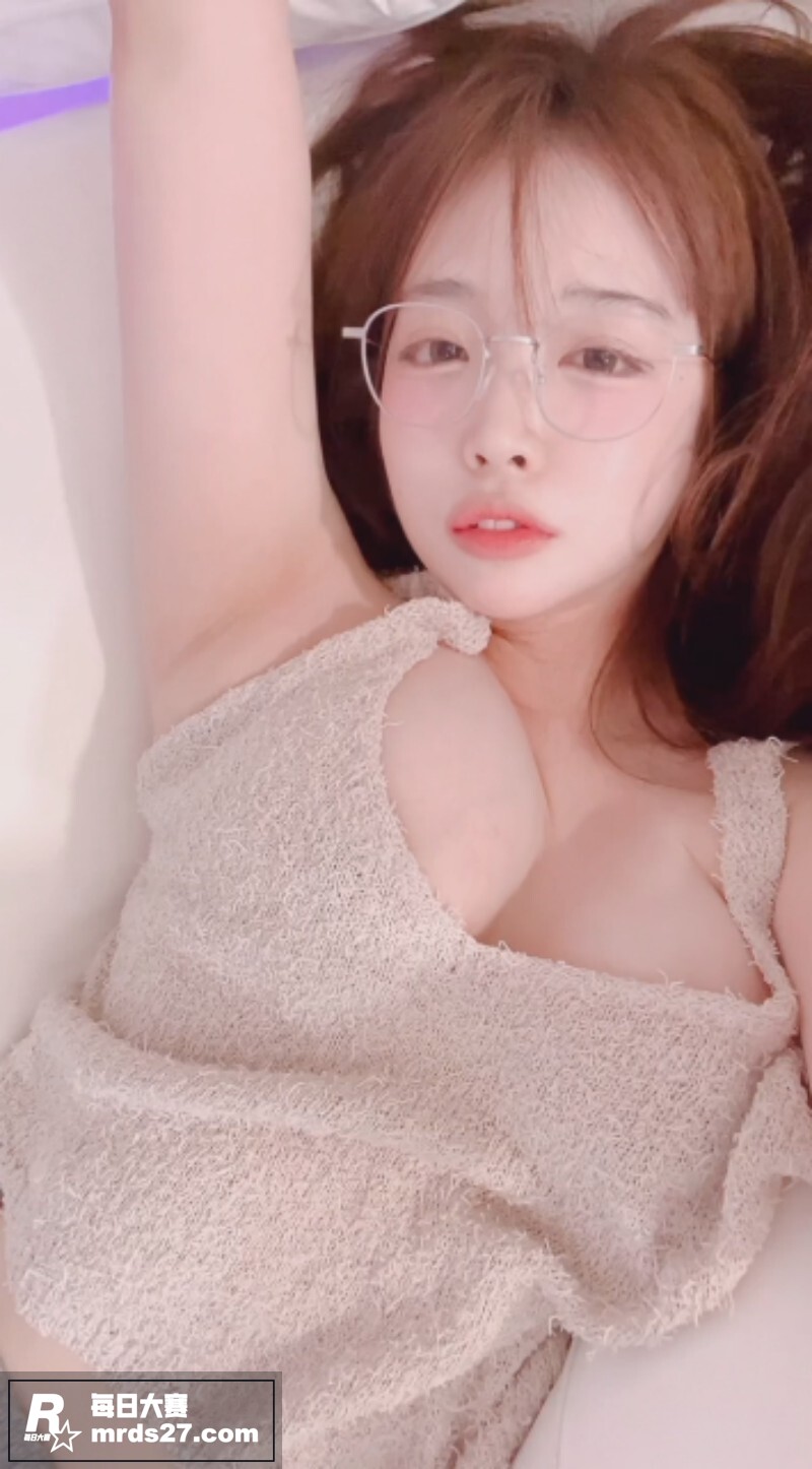 韩国高颜值美乳嫩模 相关图片1