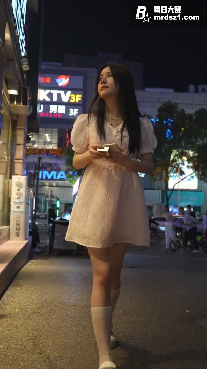 街拍大神 步行街跟踪相关图片1