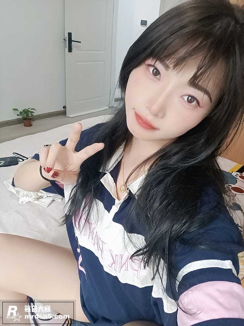 高颜值美女大学生喜欢相关图片1