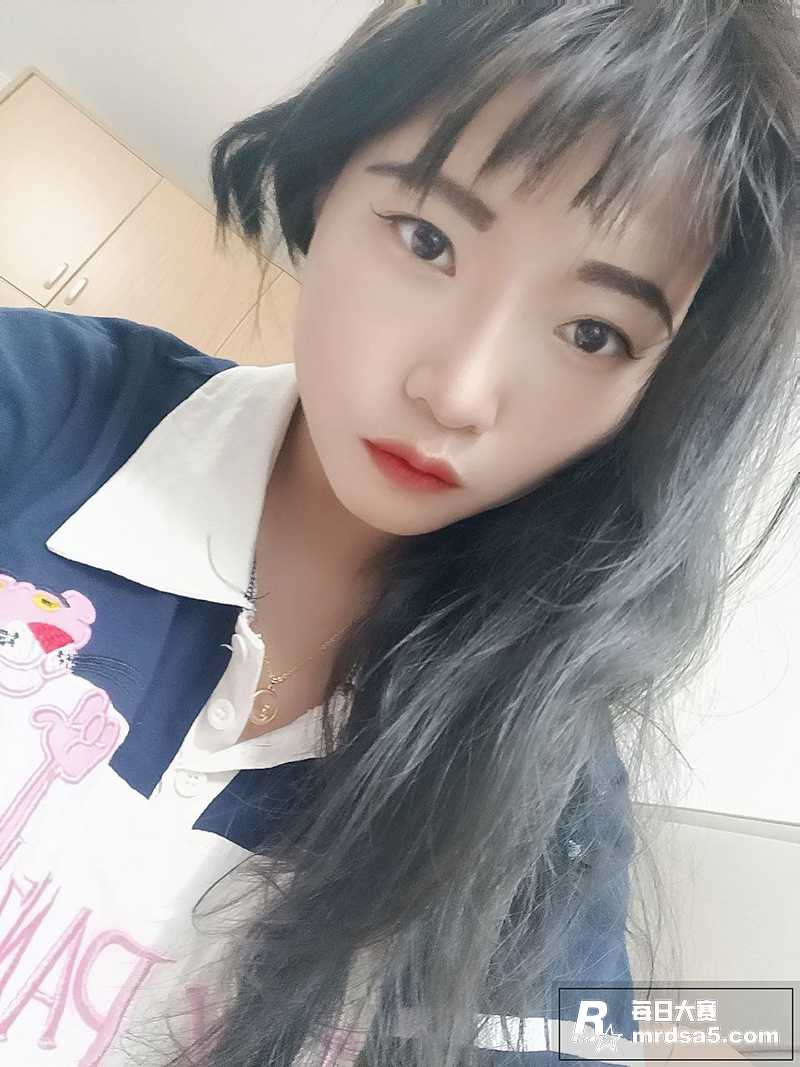 高颜值美女大学生喜欢相关图片2