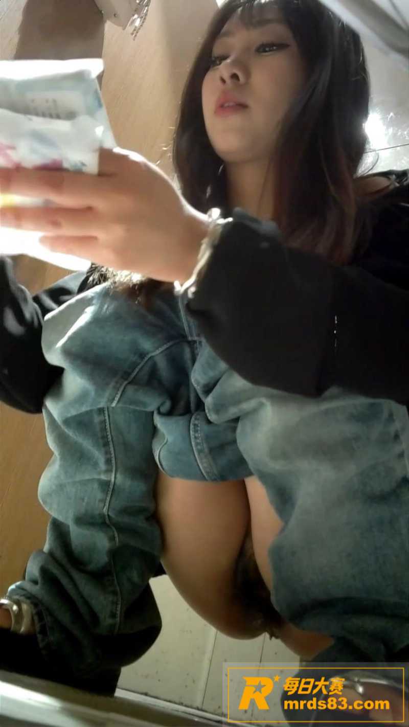 独家偷拍高颜值美女在相关图片2