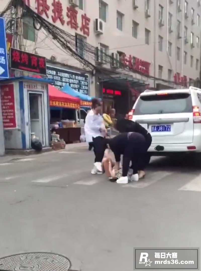 太原原配当街抓小三 相关图片1