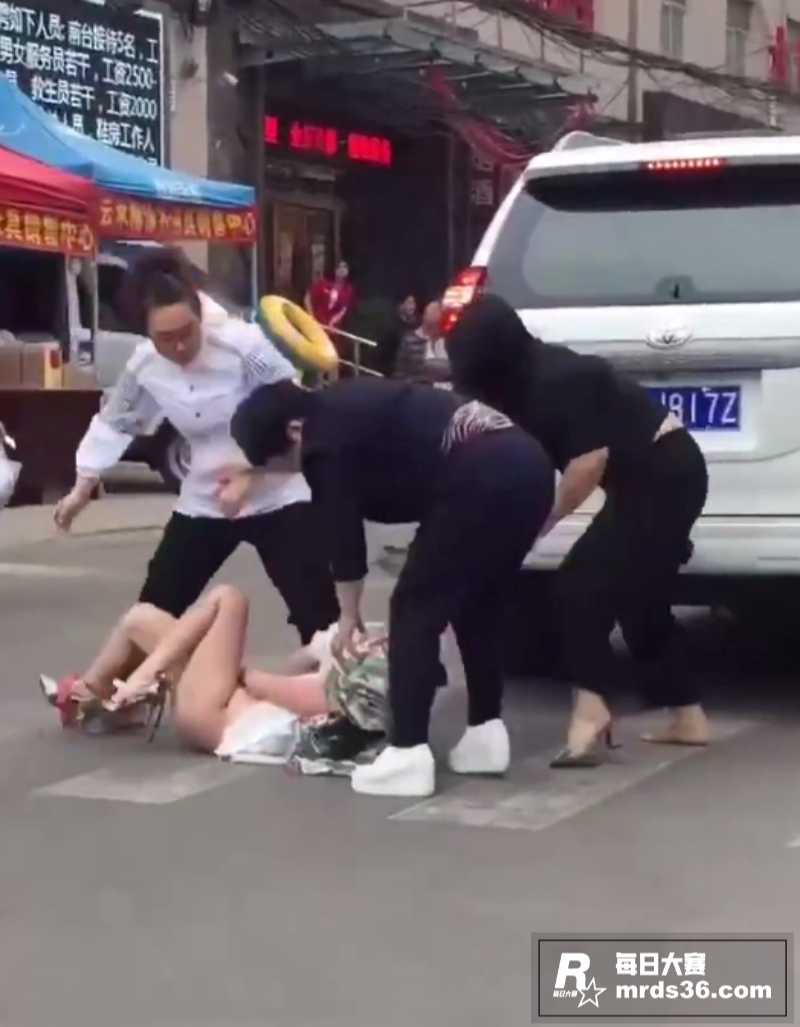 太原原配当街抓小三 相关图片2
