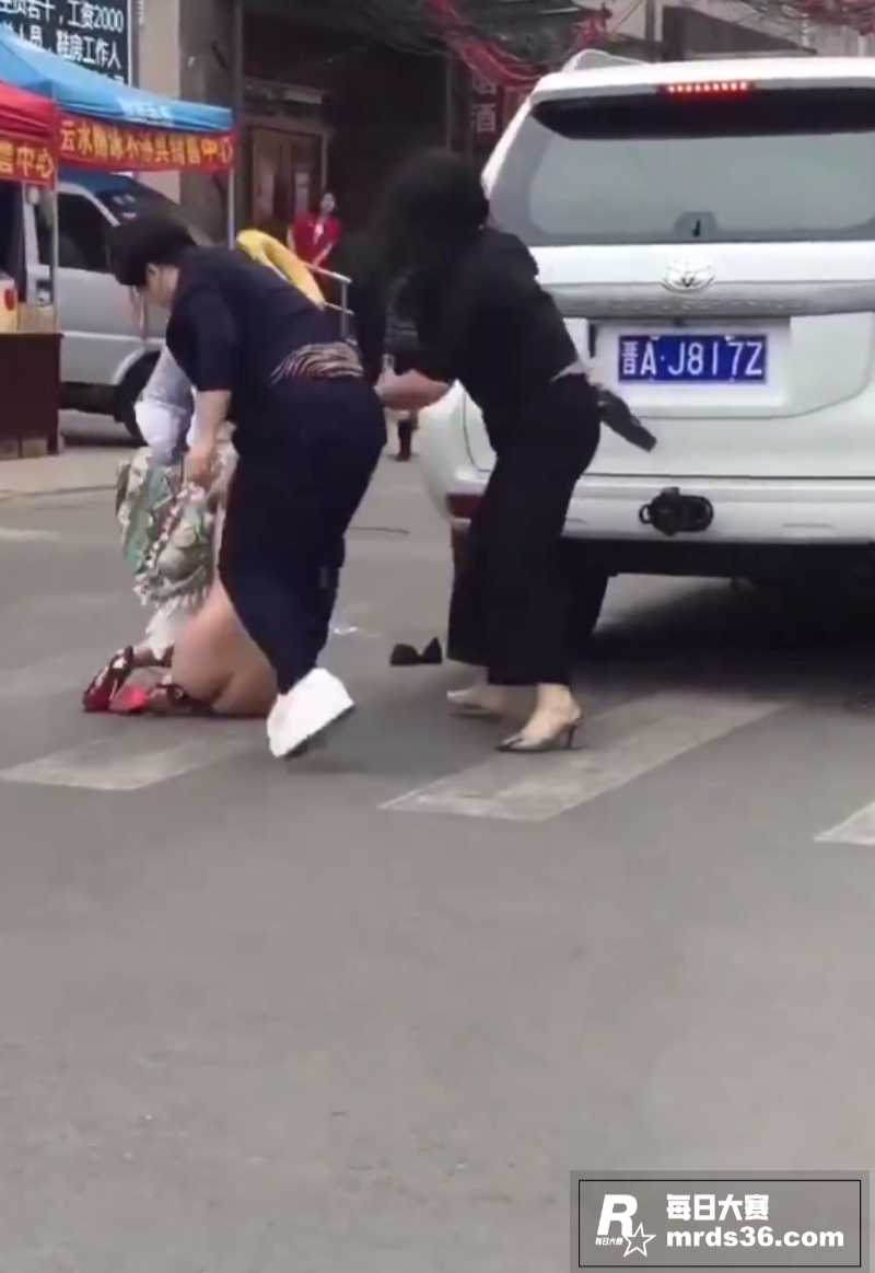 太原原配当街抓小三 相关图片6