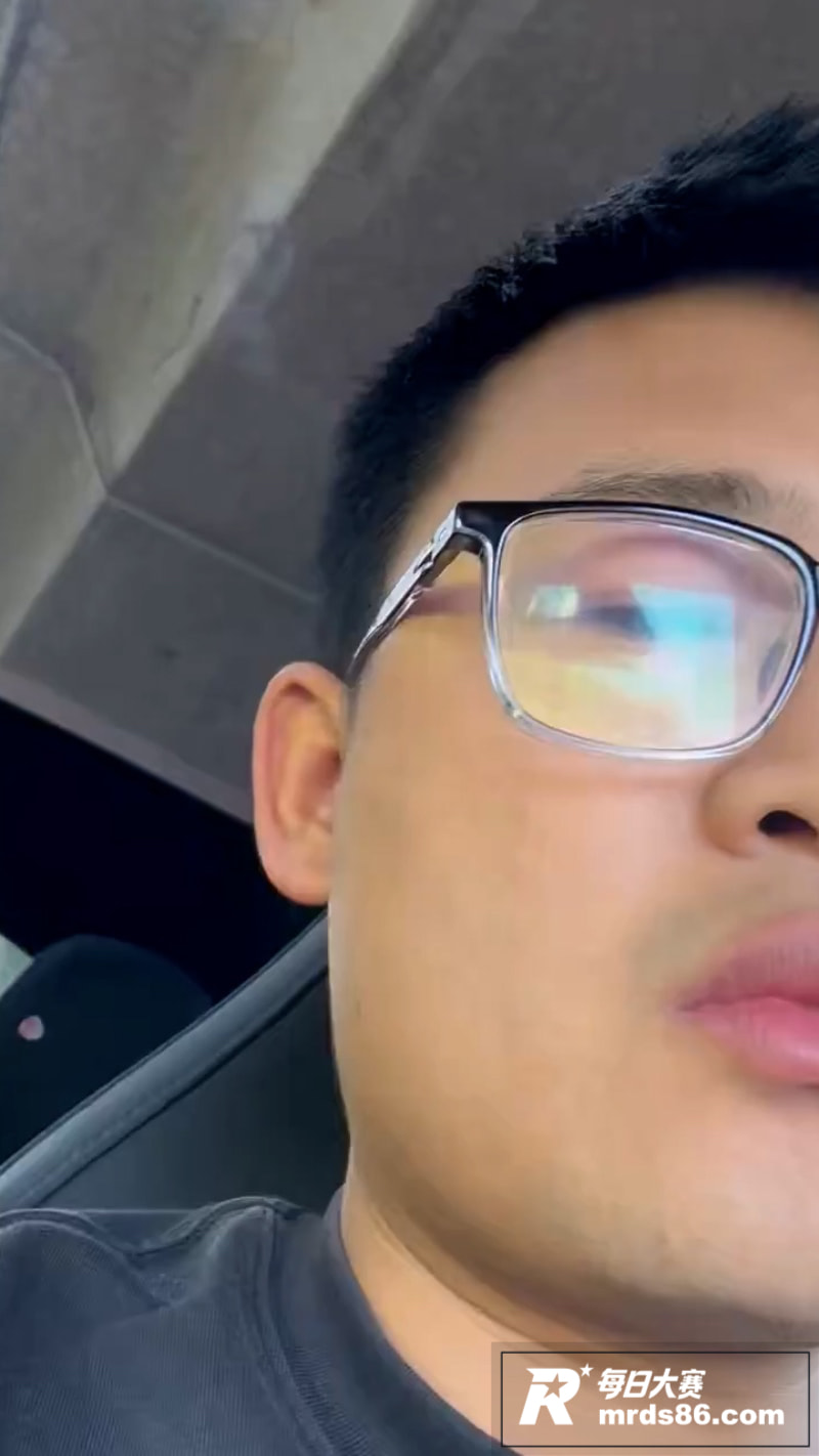 眼镜男直播自爆第一次相关图片1