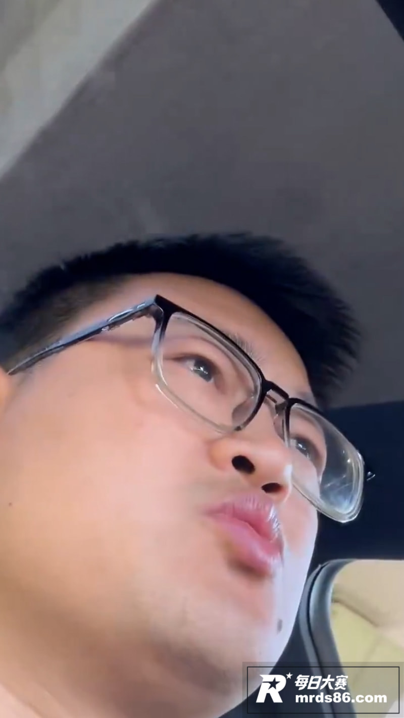 眼镜男直播自爆第一次相关图片2