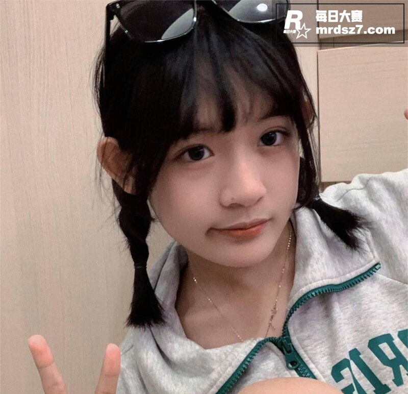 18岁超嫩学生妹 张相关图片1