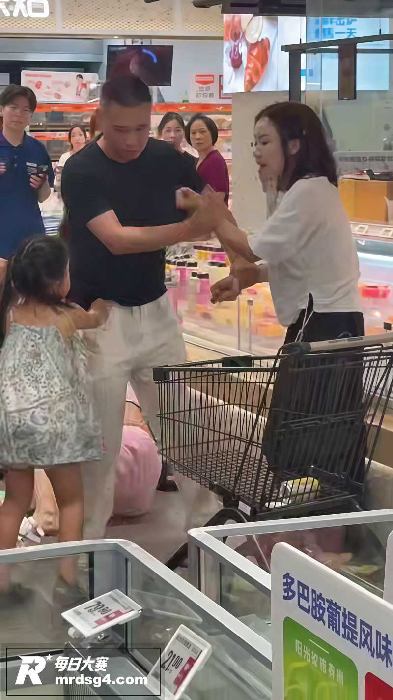 热门吃瓜！超市抓奸现相关图片1
